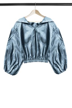 Büyük boy mavi top beyaz bitti izole ahşap giysi raf asılı bir kukuleta ile