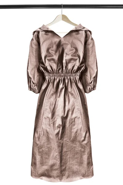 Υπερμεγέθη Μπεζ Φόρεμα Κουκούλα Κρέμονται Στην Ξύλινη Κρεμάστρα Που Απομονώνονται — Φωτογραφία Αρχείου