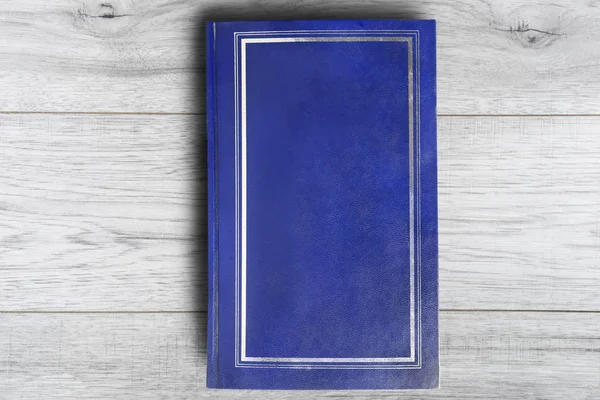 Βιβλίο Μπλε Κενό Εξώφυλλο Γκρι Φόντο Ξύλινη — Φωτογραφία Αρχείου