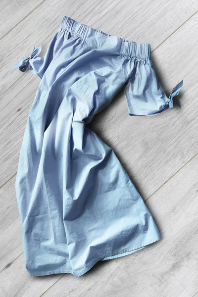 くしゃくしゃにした木製白地にパステル ブルーのリネン ドレス — ストック写真