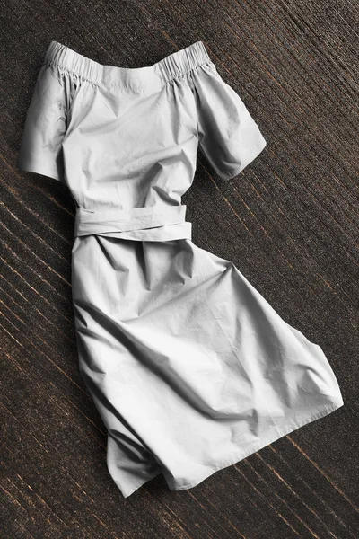 Τσαλακωμένο Λευκό Βαμβακερό Φόρεμα Σκούρο Καφέ Φόντο Ξύλινη — Φωτογραφία Αρχείου