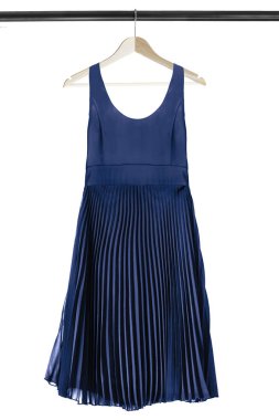 Koyu mavi şifon elbise beyaz bitti izole ahşap giysi raf asılı pilili