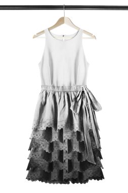 Siyah ve beyaz zarif elbise beyaz bitti izole ahşap giysi raf asılı