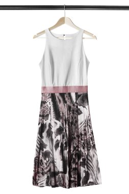 Zarif ahşap giysi raf beyaz bitti izole asılı alevlendi sundress baskılı