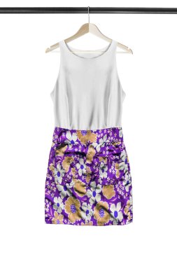 Renkli çiçek etek beyaz bitti izole ahşap giysi raf asılı ile mini elbise