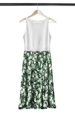 Zarif ipek elbise ile beyaz bitti izole ahşap giysi raf asılı yeşil çiçek etek