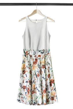 Renkli etek beyaz bitti izole ahşap giysi raf asılı ile zarif beyaz sundress