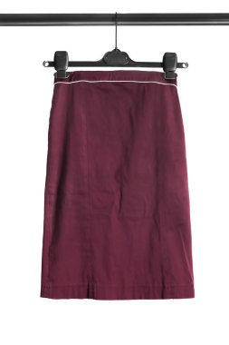 Temel Bordo pamuk kalem etek elbise raf beyaz bitti izole asılı