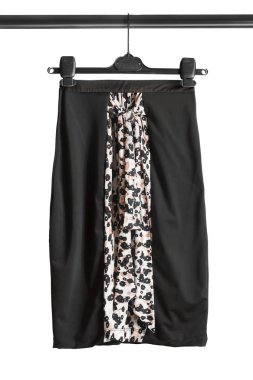 Zarif siyah ipek kalem etek elbise raf beyaz bitti izole asılı