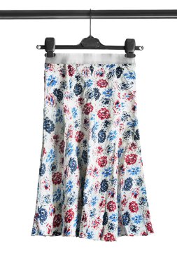 Renkli çiçek alevlendi etek elbise raf beyaz bitti izole asılı