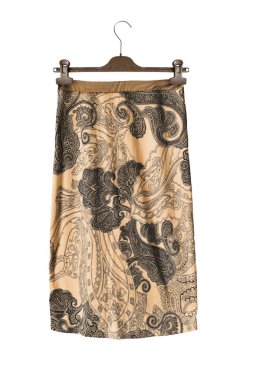 Beyaz bitti izole giysi raf asılı sarı yazdırılan kalem etek