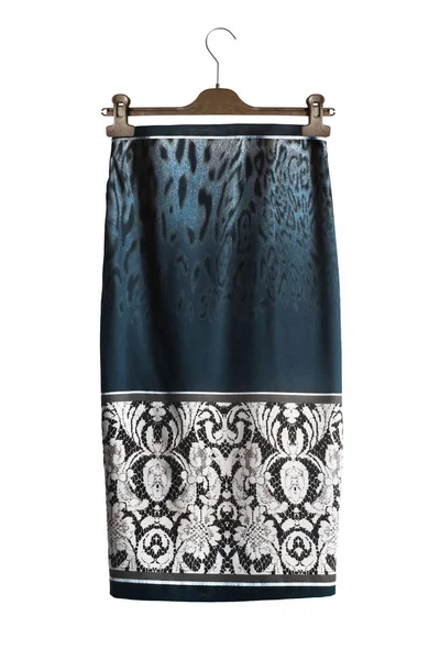 Mavi baskılı kalem etek elbise raf beyaz bitti izole asılı