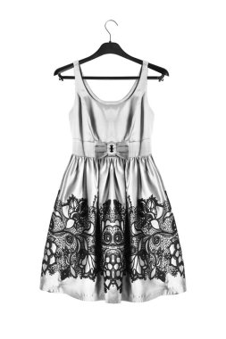 Siyah elbiseli raf beyaz bitti izole asılı beyaz saten mini elbise