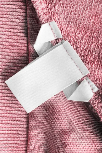 Lege Witte Kleren Label Roze Gebreide Achtergrond Closeup — Stockfoto
