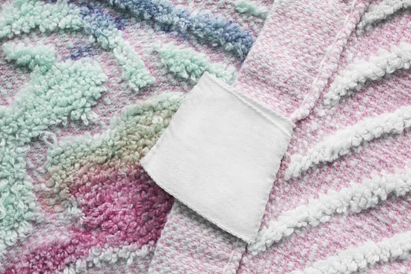 Lege Witte Textiel Kleding Label Kleurrijke Terry Handdoek — Stockfoto