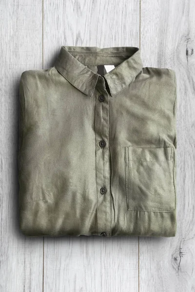 Składany Białym Tle Drewniane Zielona Koszula Khaki — Zdjęcie stockowe