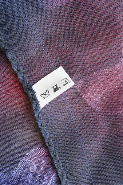 Уход Одеждой Этикетка Цветном Шелковом Фоне — стоковое фото