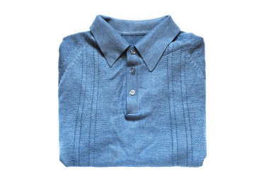 Mavi örme gömlek beyaz arka plan üzerinde katlanmış.