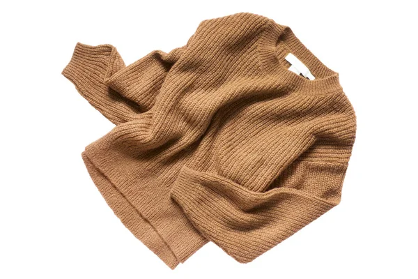白で分離されたしわくちゃの茶色のウール セーター — ストック写真