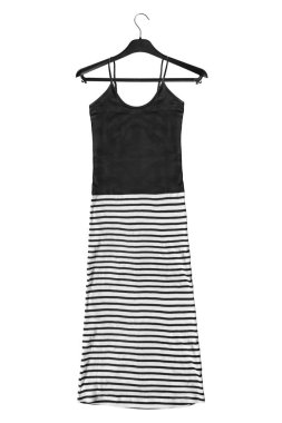 Beyaz bitti izole siyah elbiseli raf üzerinde uzun siyah ve beyaz çizgili sundress