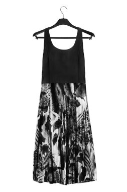 Zarif siyah beyaz ipek elbise beyaz bitti izole siyah elbiseli raf üzerinde