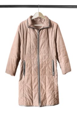 Beyaz bitti izole ahşap giysi raf asılı rahat bej bir palto