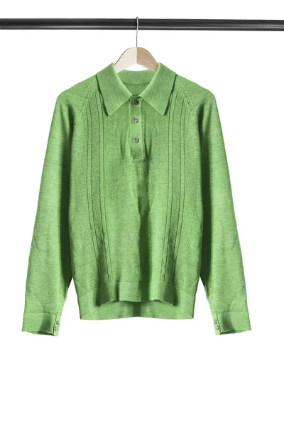 Camicia Verde Lavorata Maglia Appesa Appendiabiti Legno Isolato Bianco — Foto Stock