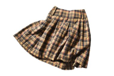Buruşuk kahverengi tartan yün etek beyaz arka plan üzerinde