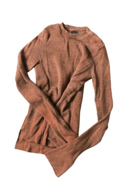 Beyaz arka plan üzerinde kahverengi yün buruşuk kazak