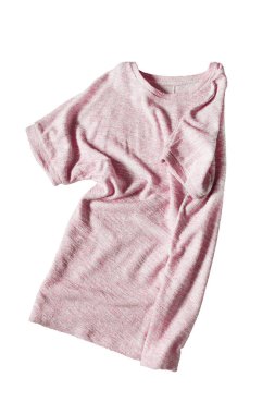 Beyaz arka plan üzerinde buruşuk pembe büyük boy t-shirt