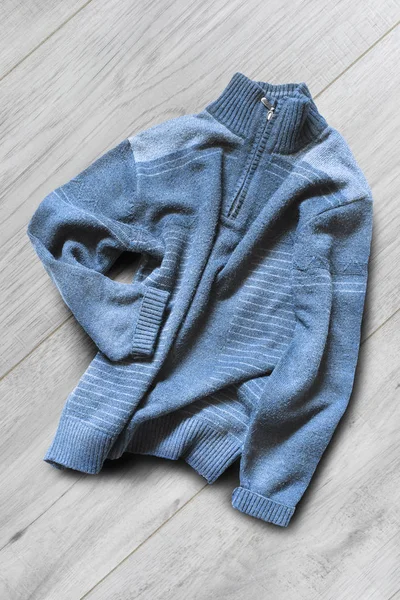 Verfrommeld Blauwe Gebreide Pullover Witte Houten Achtergrond — Stockfoto