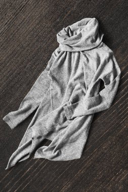 Koyu kahverengi ahşap arka plan gri temel spor buruşuk süveter