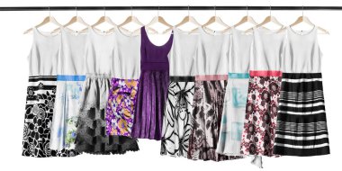 Grup sundresses giysi rafları asılı beyaz bitti izole