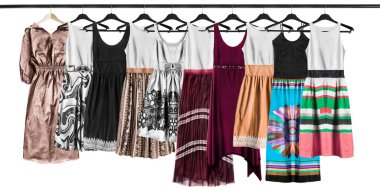 Elbise ve kıyafetler raflar beyaz arka plan üzerinde asılı sundresses