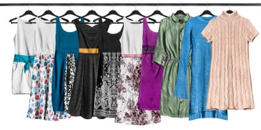 Giysi rafları asılı elbiseler kümesi üzerinde beyaz izole