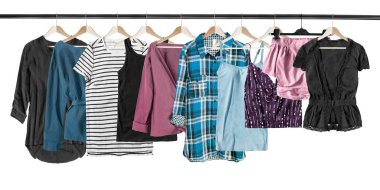 Grup gömlek ve beyaz arka plan üzerinde elbise raf asılı başında