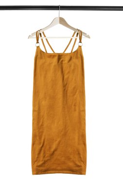 Sarı zarif elbise beyaz bitti izole ahşap giysi raf asılı