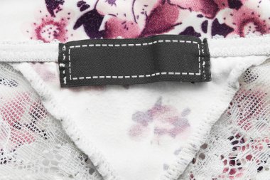 Beyaz ve pembe ipek arka plan boş tekstil giyim etiketi