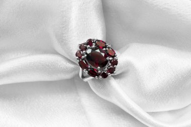 Beyaz saten arka plan üzerinde kırmızı yakut lüks halka