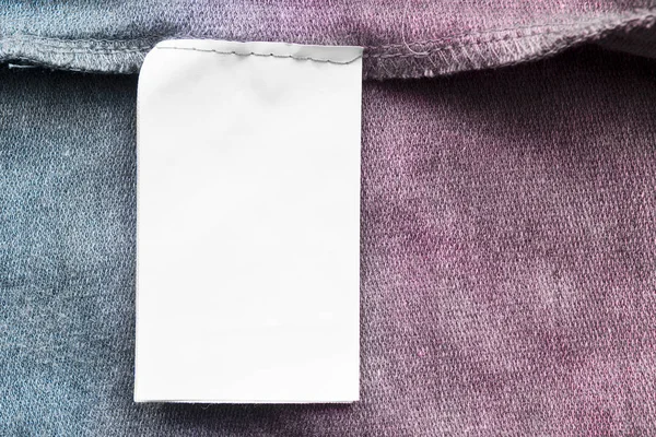 Ετικέτα Κενή Λευκά Ρούχα Πολύχρωμα Κλωστοϋφαντουργίας Φόντο Κινηματογράφηση Πρώτο Πλάνο — Φωτογραφία Αρχείου