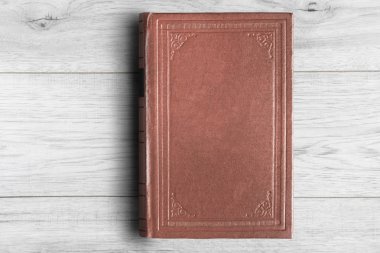 Beyaz ahşap zemin üzerinde kahverengi kitap