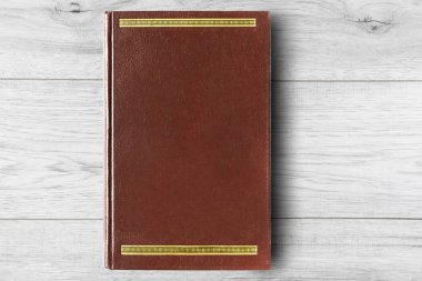 Beyaz ahşap zemin üzerinde kitap Brown yaldızlı