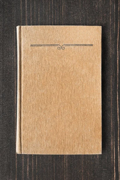 Βιβλίο Κενό Μπεζ Κάλυμμα Για Σκούρο Καφέ Φόντο Ξύλινη — Φωτογραφία Αρχείου