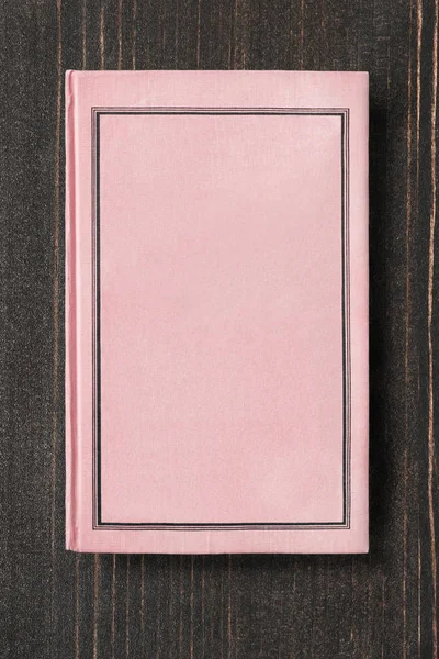 Libro Con Tapa Rosa Blanco Sobre Fondo Madera Marrón Oscuro —  Fotos de Stock