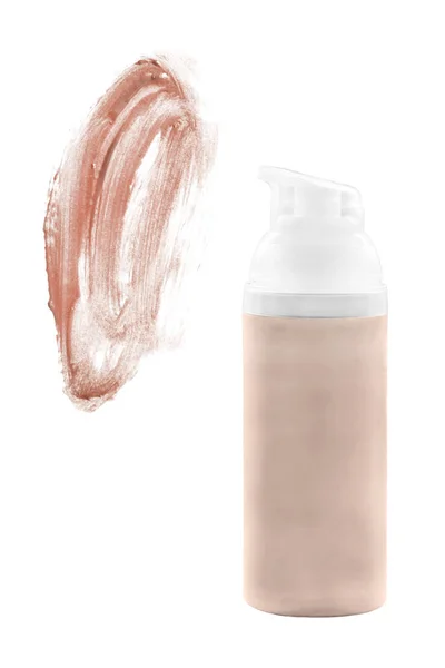 浅米色液体遮光剂和白色背景上的奶油涂片 — 图库照片