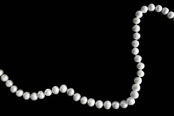 白色珍珠串在黑色背景 — 图库照片