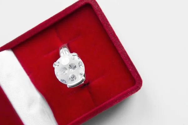 Elegante Kristallen Zilveren Ring Rood Juweel Vak Closeup — Stockfoto