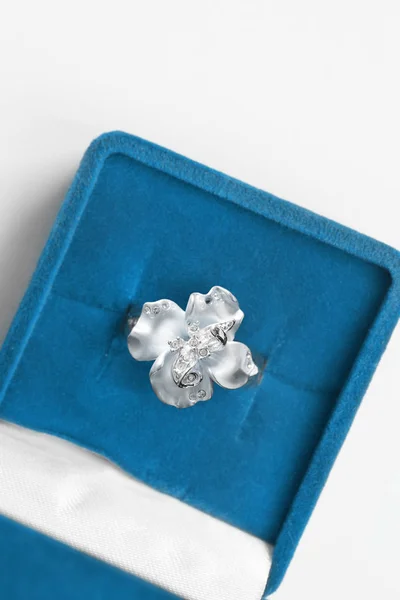 Luxe Bloem Diamantring Blauwe Juweel Vak Closeup — Stockfoto