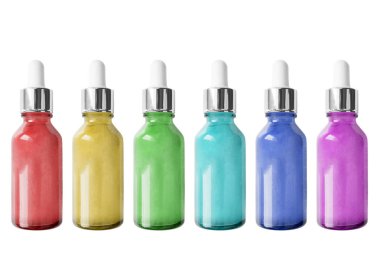 Grup beyaz arka plan üzerinde renkli güzellik serum şişe