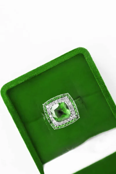 Sortija Esmeralda Diamantes Joyero Verde Cerca —  Fotos de Stock